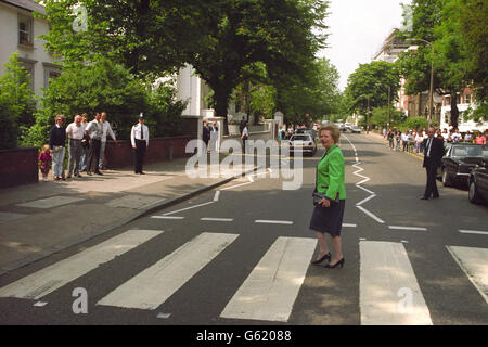 Premierministerin Margaret Thatcher geht über die Zebrakreuzung, die von den Beatles auf dem Cover ihres Abbey Road-Albums berühmt wurde. Stockfoto