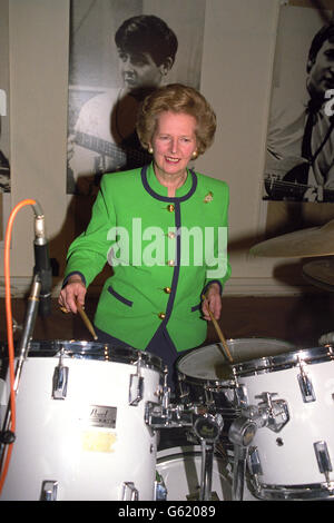 Premierministerin Margaret Thatcher spielt beim Besuch der Abbey Road Studios von EMI Schlagzeug. Stockfoto