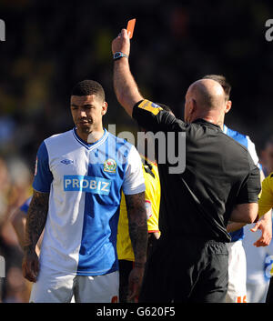 Blackburn Rovers' Leon Best wird in den letzten Momenten des Spiels von Schiedsrichter Nigel Miller die Rote Karte gezeigt Stockfoto