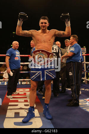 Boxen - WBO World Light-Heavyweight Championship - Nathan geschickt gegen Robin Krasniqi - Wembley Arena. Nathan feiert geschickt den Sieg über Robin Krasniqi während des WBO World Light-Heavyweight Championship-Titelkampfs in der Wembley Arena, London. Stockfoto