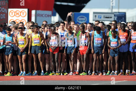 Der britische Mo Farah (Mitte) vor dem Start des Virgin London Marathon in London. Stockfoto