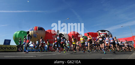 Der britische Mo Farah (links) beim Start des Virgin London Marathon in London. Stockfoto