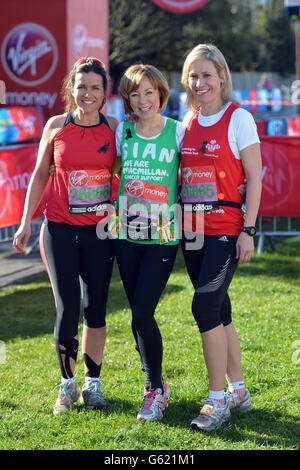 Sian Williams (Mitte) posiert mit den Kollegen Sophie Raworth (rechts) und Susanna Reid während des Virgin London Marathon in London. Stockfoto