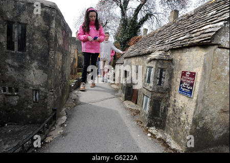 Ceri (links) und Kane Roberts sehen das Modelldorf in Bourton-on-the-Water im Cotswold, das als Stufe II gelistet ist. Stockfoto