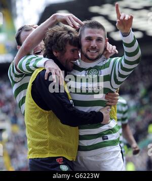 Celtic's Gary Hooper feiert, nachdem er seine Seiten Eröffnungstreffer während des Clydesdale Banks Scottish Premier League Spiel in Celtic Park, Glasgow erzielt hat. Stockfoto