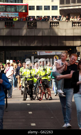 Leichtathletik - Virgin London Marathon 2013 - London. Die Polizei wacht in der Lower Thames Street auf, während die Läufer während des Virgin London Marathon in London den Weg zum Ziel finden. Stockfoto