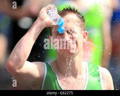 Leichtathletik - Virgin London Marathon 2013 - London. Die Läufer kühlen sich bei den heißen Temperaturen während des Virgin London Marathon in London ab. Stockfoto