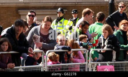 Leichtathletik - Virgin London Marathon 2013 - London. Die Polizei wacht in der Lower Thames Street auf, während die Läufer während des Virgin London Marathon in London den Weg zum Ziel finden. Stockfoto