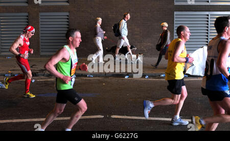 Die London-Marathon-Läufer beim Marathon machen ihren Weg Die Lower Thames Street hinunter Stockfoto