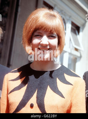 Cilla Black, als sie mit ihrem Windhund Ringo die erste Runde der National Inter-Track Greyhound Championship 1964 auszog. Stockfoto