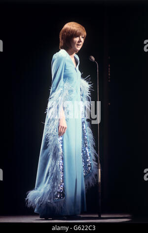 Royal Variety Show - Cilla Black - London Palladium. Sängerin Cilla Black tritt bei der Royal Variety Show im Londoner Palladium auf. Stockfoto