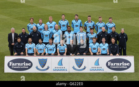 Sussex-Spieler posieren für ein offizielles Teambild in ihrem FLt20-Kit während der Team-Fotoaufnahme auf dem Brightonandhovejobs.com County Ground in Hove. Stockfoto