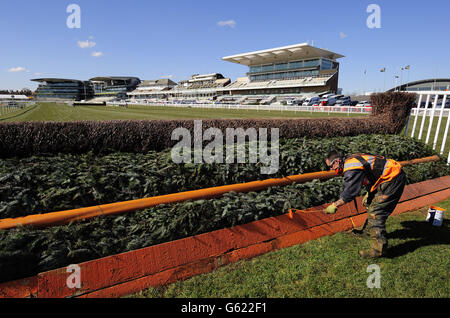 Die letzten Vorbereitungen zum Start des Zauns an den Zäunen der Aintree Racecourse werden vor dem John Smiths Grand National Meeting 2013 auf der Aintree Racecourse, Sefton, mit einem frischen Anstrich versehen. Stockfoto