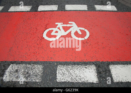 Piktogramm, Radweg, Straße überqueren, Unna, Ruhrgebiet, Nordrhein Westfalen, PublicGround Stockfoto