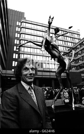 Der Bildhauer David Wynne steht vor seiner Skulptur Horse and Rider, nachdem sie im Fountain Precinct in Sheffield enthüllt wurde. Stockfoto