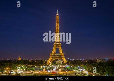 Blick auf Eiffelturm bei Nacht Stockfoto