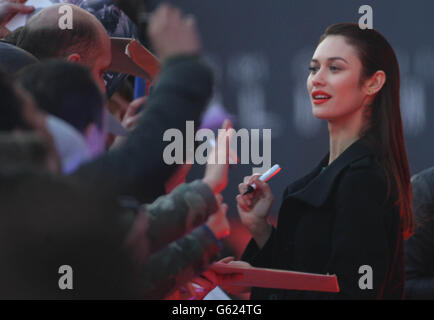 Olga Kurylenko trifft Fans auf dem roten Teppich zur Premiere von Oblivion im Savoy Theatre, Dublin. Stockfoto