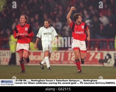 28-FEB-96. Nottingham Forest / Tottenham Hotspur. Ian Woan von Nottingham Forest feiert den zweiten Treffer Stockfoto