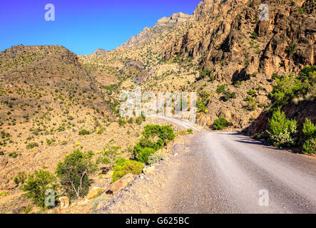 Eine unbefestigte Straße durch Al-Hajar-Gebirge im Oman Stockfoto