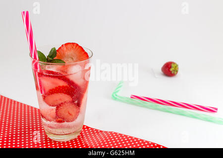 Kalten Erdbeersaft mit Eiswürfeln für einen heißen Sommertag Stockfoto