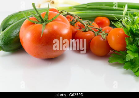 Frisches rohes Gemüse auf einem weißen Holztisch Stockfoto