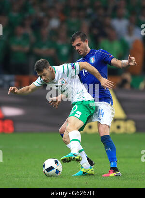 Italiens Stefano Sturaro (rechts) und Republik von Irland Wes Hoolahan (links) Kampf um den Ball während der Euro 2016, Gruppe E Spiel im Stade Pierre Mauroy, Lille. Stockfoto