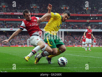 Aaron Ramsey von Arsenal und Robert Snodgrass von Norwich in Aktion während des Spiels der Barclays Premier League im Emirates Stadium, London. Stockfoto