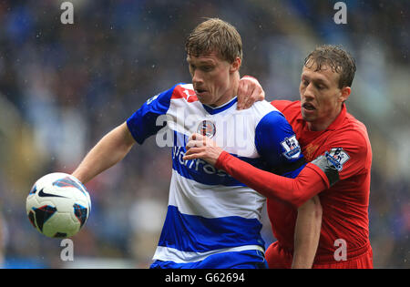 Pavel Pogrebnyak von Reading und Lucas Leiva von Liverpool während des Spiels der Barclays Premier League im Madejski Stadium in Reading. Stockfoto