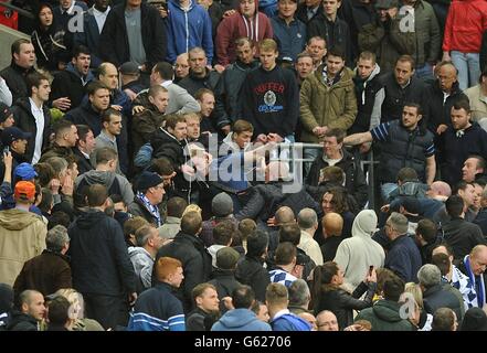 Fußball - FA Cup - Halbfinale - Millwall gegen Wigan Athletic - Wembley Stadium. In den Tribünen zwischen den Millwall-Ventilatoren bricht Ärger aus Stockfoto