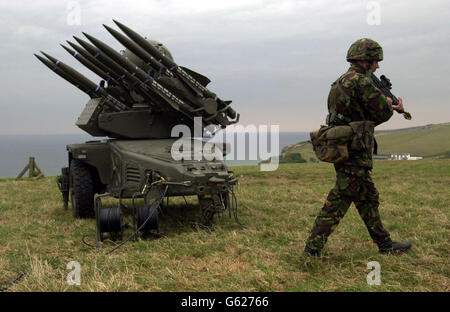 26 Squadron RAF Regiment Sergeant Trevor Barnard aus Waddington geht an einer Rapier Missile vorbei, die an der Nordküste von Cornwall während der "Aufarbeitungsphase" für die Übung Cornish Talon im RAF St Mawgan, Cornwall, aufgestellt wurde. *...die Übung zielt darauf ab, das Personal zu Schulen, um eine Betriebsbasis unter strengen Bedingungen mit minimaler Infrastruktur zu schaffen. Stockfoto