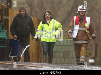 Zoobesitzer Brian Curran (links) mit Beamten von SEPA und der Feuerwehr, die durch das Gelände zum Reptilienhaus im Five Sisters Zoo in Polbeth, West Calder, spazieren. Stockfoto