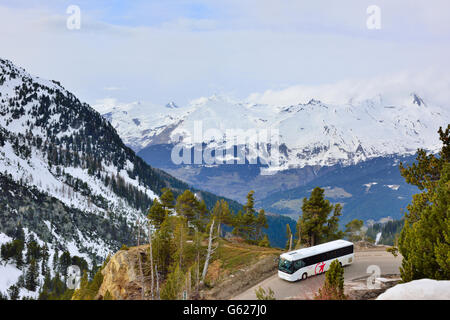 Bergstraße mit Bus im Zentrum von Les Arcs, Frankreich Stockfoto