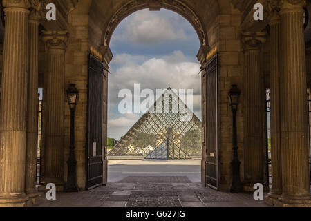 Pyramide im Louvre in Paris Frankreich Stockfoto