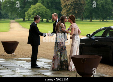 Der Herzog und die Herzogin von Cambridge werden von Marquess und Marquise von Cholmondeley (links) begrüßt, da sie ein Gala-Dinner in Houghton Hall in King's Lynn East Anglia Kinder Hospize Nook Rechtsmittel, die Mittelbeschaffung besuchen zu bauen und ein neues Kinderhospiz für Familien in Norfolk zu rüsten. Stockfoto