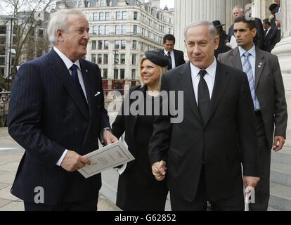 Der ehemalige kanadische Premierminister Brian Mulroney (links) und der israelische Premierminister Benjamin Netanjahu verlassen den Trauerdienst von Baroness Thatcher in der St. Paul's Cathedral in London. Stockfoto