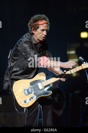 Keith Richards und die Rolling Stones treten während ihrer Licks Wold Tour im Madison Square Garden in New York City, USA, auf. * 01/10/02 der Gitarrist der Rolling Stones Keith Richards wird heute erfahren, ob er seinen Kampf um den Schutz der Privatsphäre seines Heimatlandes gewonnen hat, indem er einen Fußweg zurückführt. Der 60-jährige Rocker, der derzeit in Amerika tourt, möchte, dass der Weg von seinem ländlichen Rückzug in West Sussex, den er 1966 kaufte, weggezogen wird und wo er und Stones-Frontmann Mick Jagger ein Jahr später bei einem Drogenrazzia von der Polizei verhaftet wurden. Stockfoto