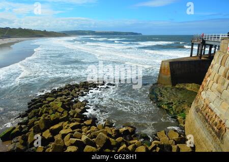 Blick von Whitby Pier des Meeres an einem sonnigen Tag. Blick in Richtung Whitbys Stockfoto