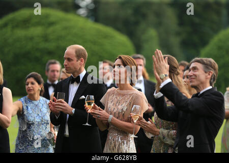 Der Herzog und die Herzogin von Cambridge besuchen ein Gala-Dinner mit der Marquess und Marquise von Cholmondeley (rechts) in Houghton Hall in King's Lynn East Anglia Kinder Hospize Nook Rechtsmittel, die Erhöhung ist Mittel zu bauen und ein neues Kinderhospiz für Familien in Norfolk zu rüsten. Stockfoto