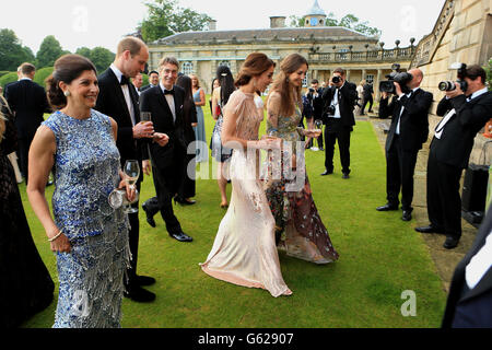 Der Herzog und die Herzogin von Cambridge (Zentrum im Vordergrund) Fuß neben dem Marquess und Marquise von Cholmondeley wie sie ein Gala-Dinner in Houghton Hall in King's Lynn East Anglia Kinder Hospize Nook Rechtsmittel, die Mittelbeschaffung besuchen zu bauen und ein neues Kinderhospiz für Familien in Norfolk zu rüsten. Stockfoto