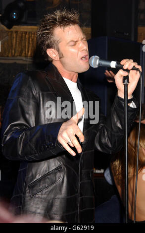 Entertainer Darren Day, der im Cafe de Paris zur Elvis 30 No 1 Album Launch Party auftrat. Stockfoto