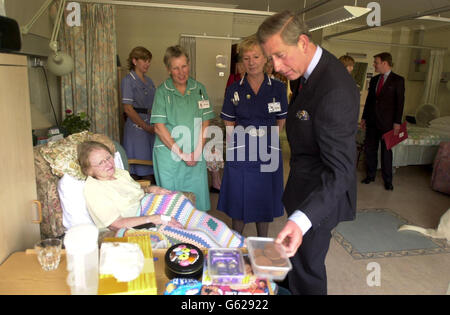 Der Prinz von Wales trifft Joan Bush im Arthur Rank House in Cambridge, wo er Patienten und Mitarbeiter im Hospiz traf, bevor er nach Duxford ging, wo er und der ehemalige US-Präsident George Bush einen Gottesdienst besuchen sollten. * der Wiederweihung des American Air Museum of Great Britain. Es ist seine erste offizielle Verlobung, nachdem der Prinz, der ein großes Interesse an einer Vielzahl von landwirtschaftlichen und ökologischen Fragen hat, der politischen Einmischung beschuldigt wurde, nachdem Einzelheiten von Briefen, die er an Minister schrieb, durchgesickert wurden. Stockfoto