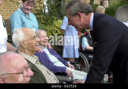 Der Prinz von Wales (rechts) trifft Elizabeth Sturges und Bob Raines im Arthur Rank House Hospiz in Cambridge, wo er Patienten und Mitarbeiter des traf, bevor er nach Duxford ging, wo er und der ehemalige US-Präsident George Bush an einem Gottesdienst teilnehmen sollten. * der Wiederweihung des American Air Museum of Great Britain. Es ist seine erste offizielle Verlobung, nachdem der Prinz, der ein großes Interesse an einer Vielzahl von landwirtschaftlichen und ökologischen Fragen hat, der politischen Einmischung beschuldigt wurde, nachdem Einzelheiten von Briefen, die er an Minister schrieb, durchgesickert wurden. Stockfoto