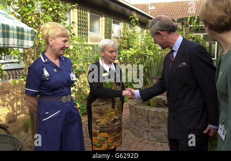 Der Prinz von Wales trifft sich mit der älteren Schwester Rose Herbert (links) und dem Freiwilligen Gärtner Penny Merry im Arthur Rank House Hospiz in Cambridge. * der Prinz traf Patienten und Mitarbeiter, bevor er nach Duxford ging, wo er und der ehemalige US-Präsident George Bush an einem Gottesdienst zur Wiederweihung des American Air Museum of Great Britain teilnehmen sollten. Es ist seine erste offizielle Verlobung, nachdem der Prinz, der ein großes Interesse an einer Vielzahl von landwirtschaftlichen und ökologischen Fragen hat, der politischen Einmischung beschuldigt wurde, nachdem Einzelheiten von Briefen, die er an Minister schrieb, durchgesickert wurden. Stockfoto