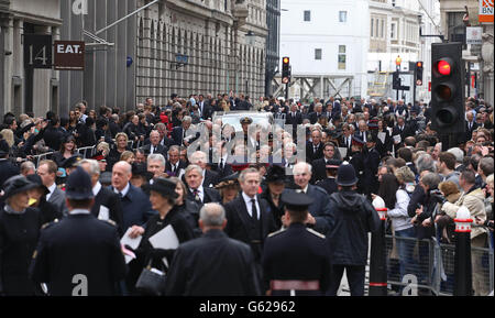 Menschen, die im Guildhall zu einem Empfang von Freunden und Familie von Baroness Thatcher ankamen, veranstaltet von der City of London Corporation, nach ihrem Trauerdienst in der St. Paul's Cathedral im Zentrum von London. Stockfoto