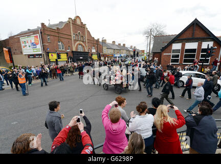 Ein Sarg und Bildnis von Margaret Thatcher passiert am Tag ihrer Beerdigung entlang der High Street in Goldthorpe bei Barnsley. Stockfoto