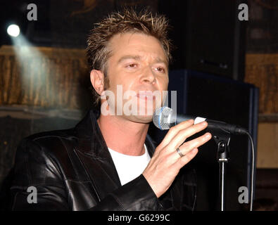 Darren Day - Elvis Album Launch. Entertainer Darren Day tritt im Cafe de Paris zur Elvis 30 No 1 Album Launch Party auf. Stockfoto