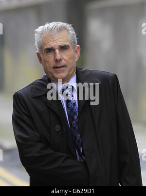 Liam Doran von der Irish Nurses Organization auf dem Weg zum irischen Gewerkschaftskongress, der heute in Dublin zu Gesprächen über den Croke Park II-Lohnvertrag für Beschäftigte des öffentlichen Sektors zusammenträgt. Stockfoto