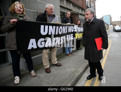 Jack O'Connor von der SIPTU passiert den Streikposten mit Joe Higgins TD (Mitte) auf der Kampagne gegen Haus- und Wasseraufladungen Streikposten außerhalb DER EINSCHLAGSOFIS, Auf dem Weg zum irischen Gewerkschaftskongress, der heute in Dublin zu Gesprächen über den Croke Park II-Lohnvertrag für Beschäftigte des öffentlichen Sektors zusammenträchte. Stockfoto