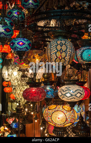 Leichte Laternen in Istanbul Markt Stockfoto