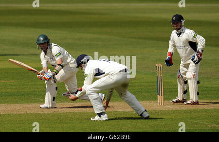 Daryl Mitchell (links) von Worcestershire schiebt während des LV= County Championship, Division One Match beim Ageas Bowl, Southampton, einen Schuss an den Händen von Hampshire James Vince vorbei. Stockfoto